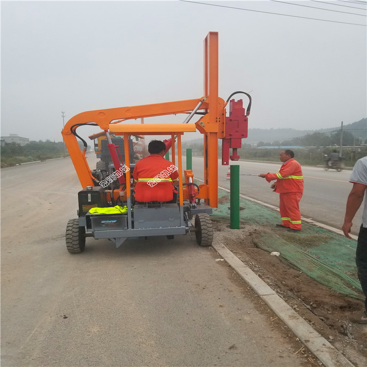 濟寧宏潤鏟車(chē)式護欄鉆孔機濟南施工現場(chǎng)